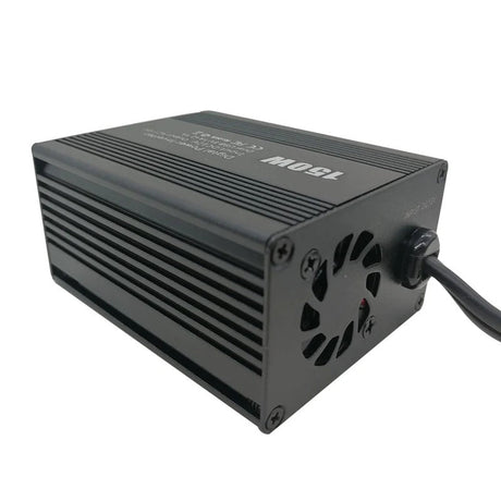 150 W:n auton invertteri, kaksi USB 3.1 A -liitäntää, 12 V – 110 V/220 V -muunnin